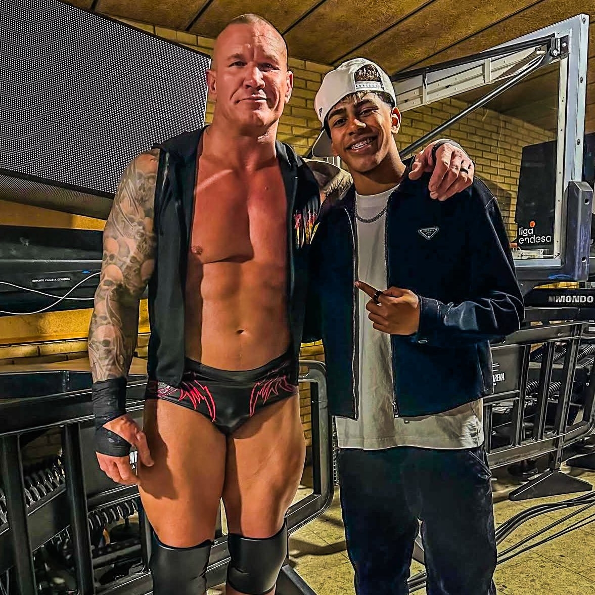 小心RKO!亚马尔现场观战WWE,和奥尔顿、Triple H等合影