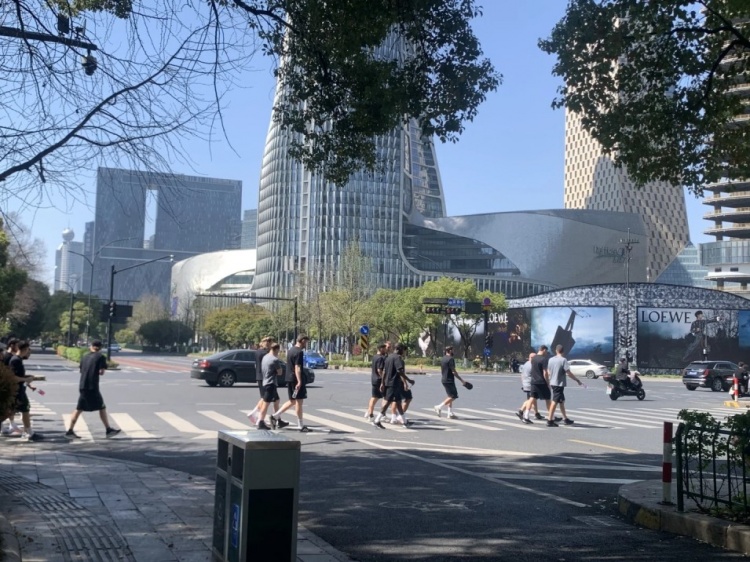 心态放松,有网友拍到澳大利亚队早上在万象城citywalk