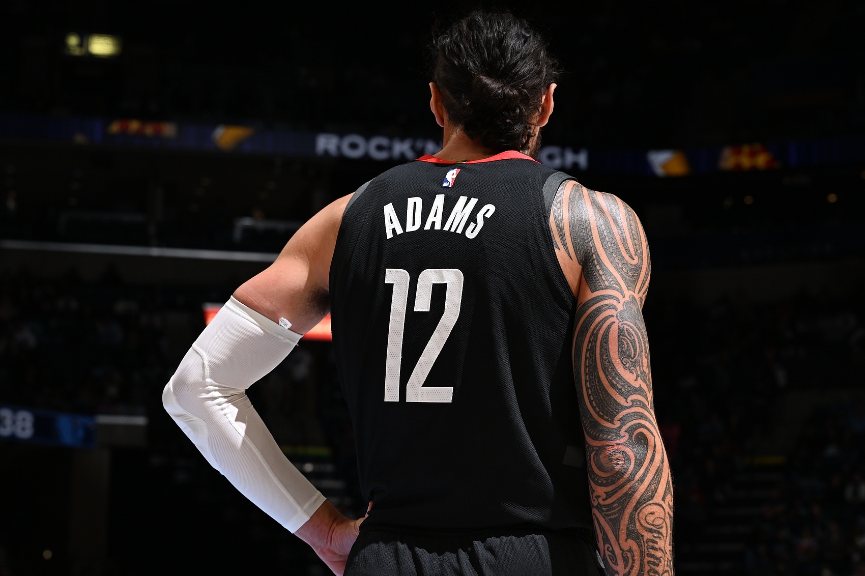 亚当斯:适应能力在NBA很重要 我和申京组合的化学反应很不错